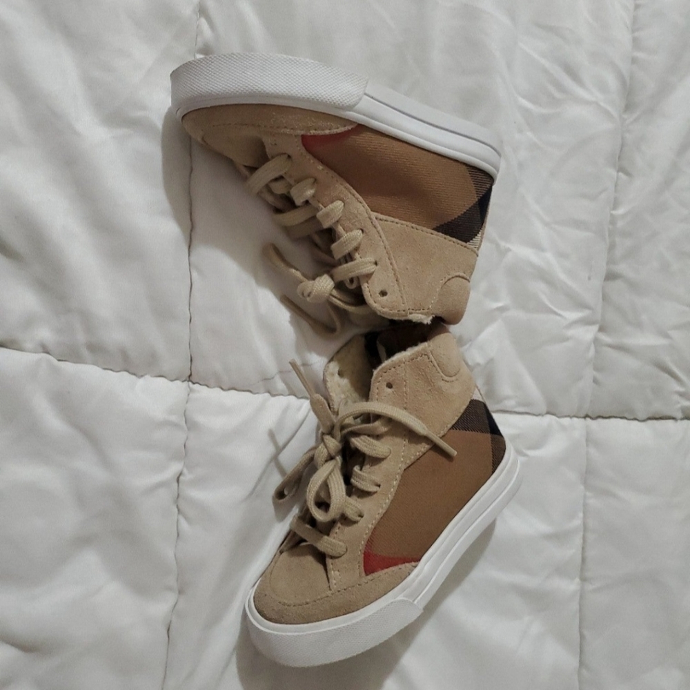 NWOT Burberry toddler shoes